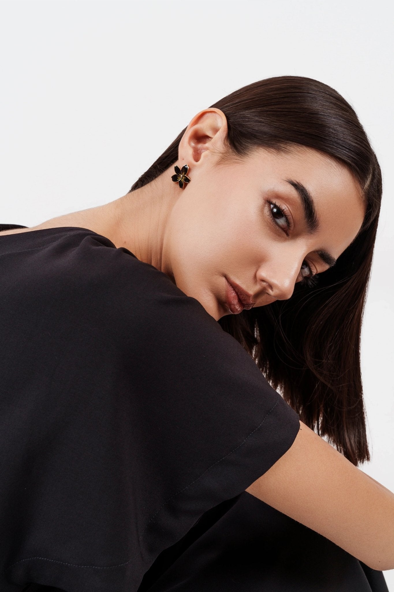 ORECCHINI FIORE SMALTATO NERO ARGENTO 925 - MINA MINA
